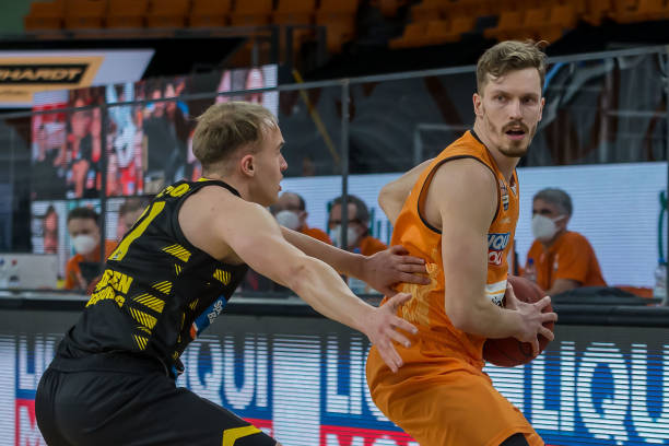 支季后赛球 支季后赛球